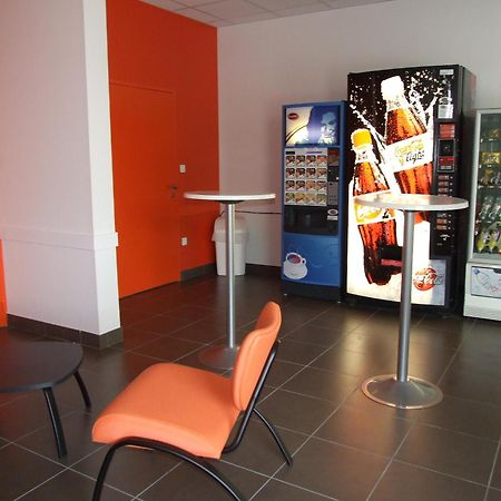 Hotel Jf Accueil & Formation Cholet Esterno foto